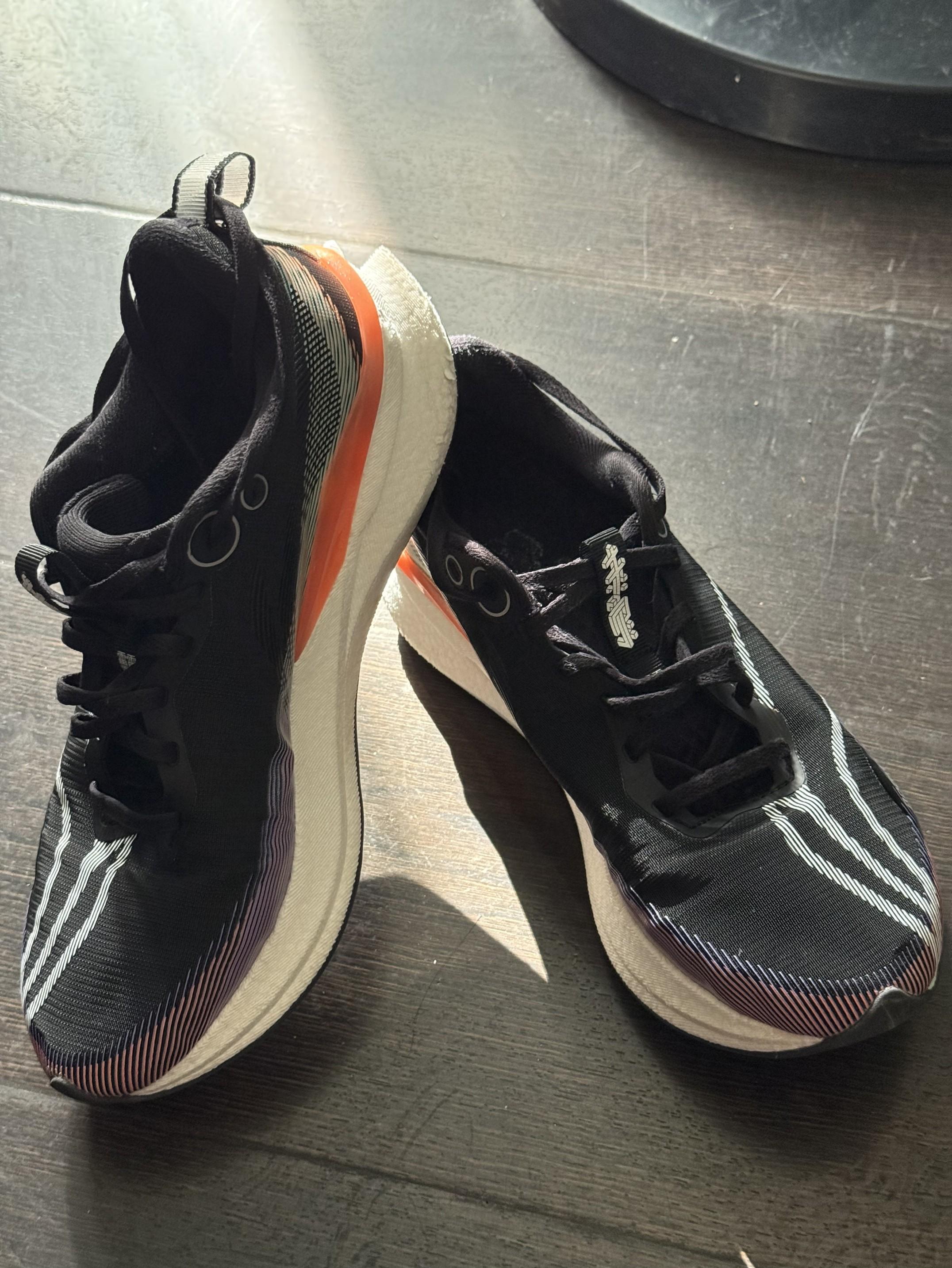 赤兔8Pro纯黑竞速跑鞋|颜值性能双在线!日常通勤跑步全能款👟